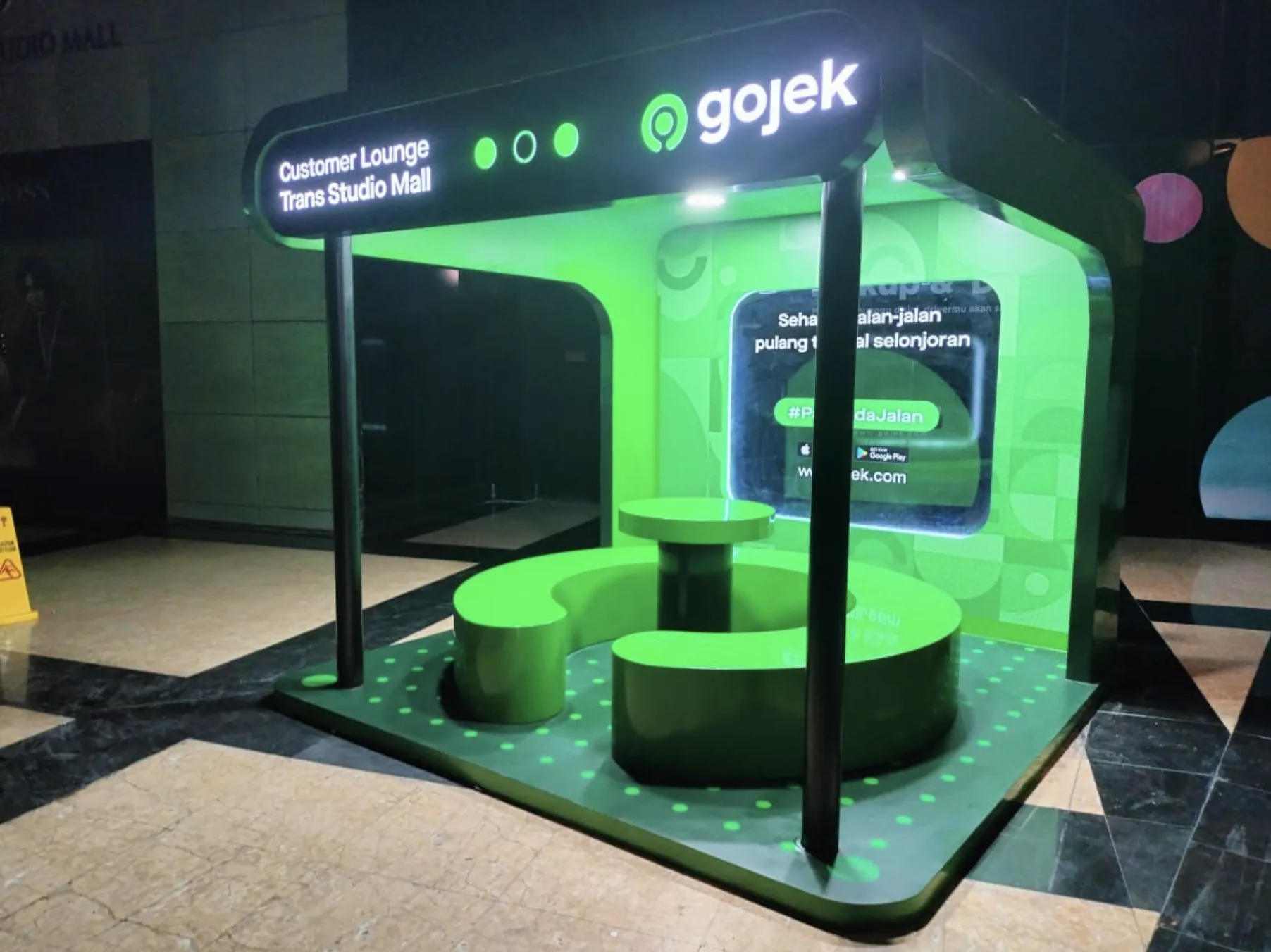 Gojek Shelter & Totem Branding